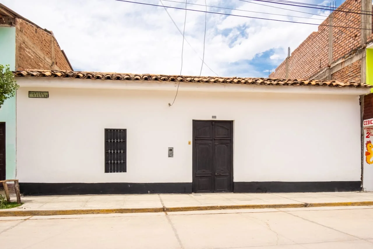 Fachada de Mía Hostel en Caraz