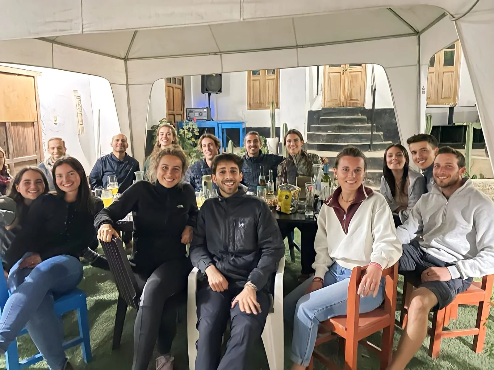Viajeros reunidos en Mía Hostel