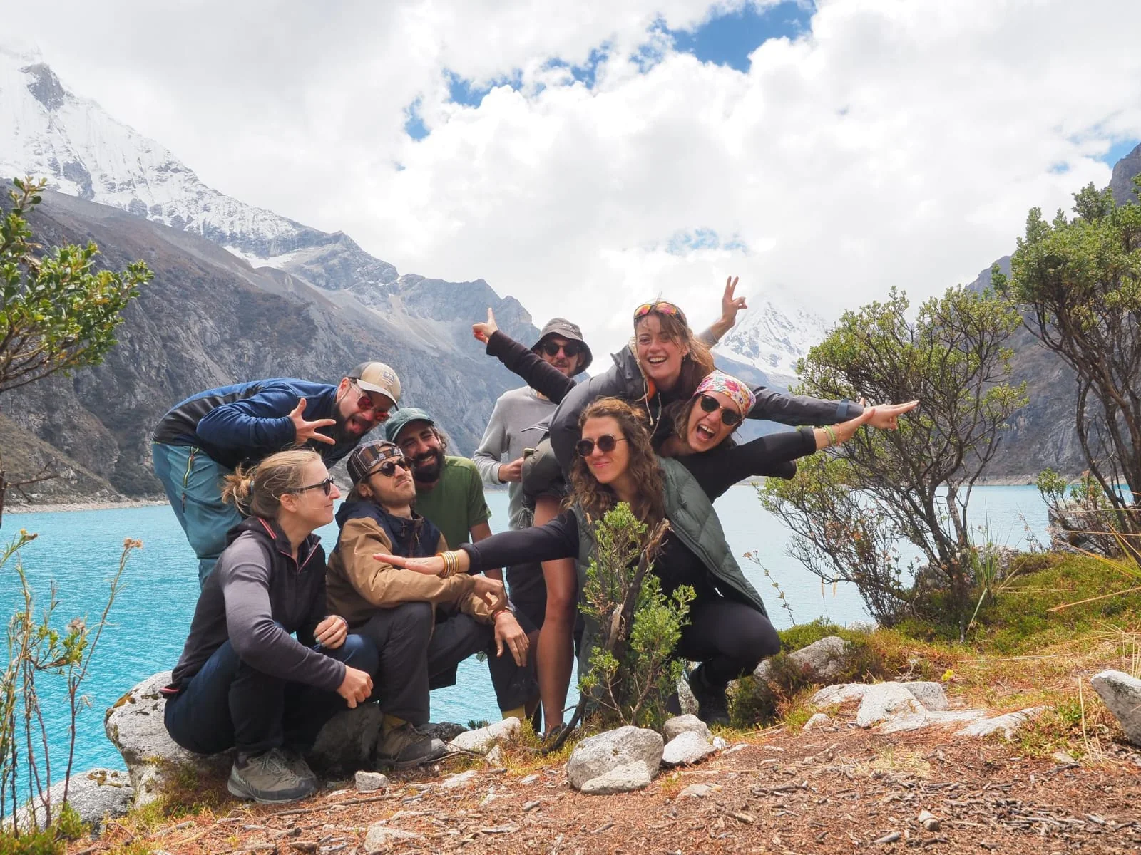 Viajeros disfrutando de la montaña cerca de Caraz