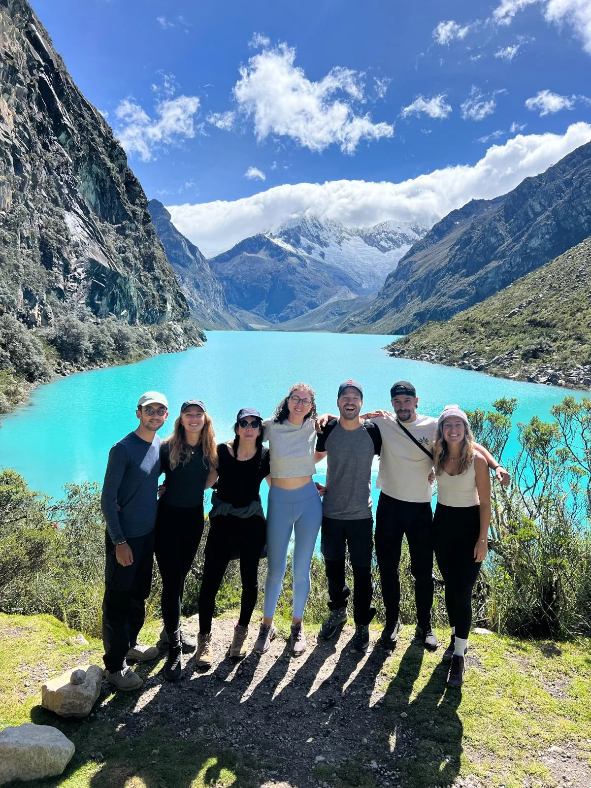 Viajeros en una laguna de la Cordillera Blanca