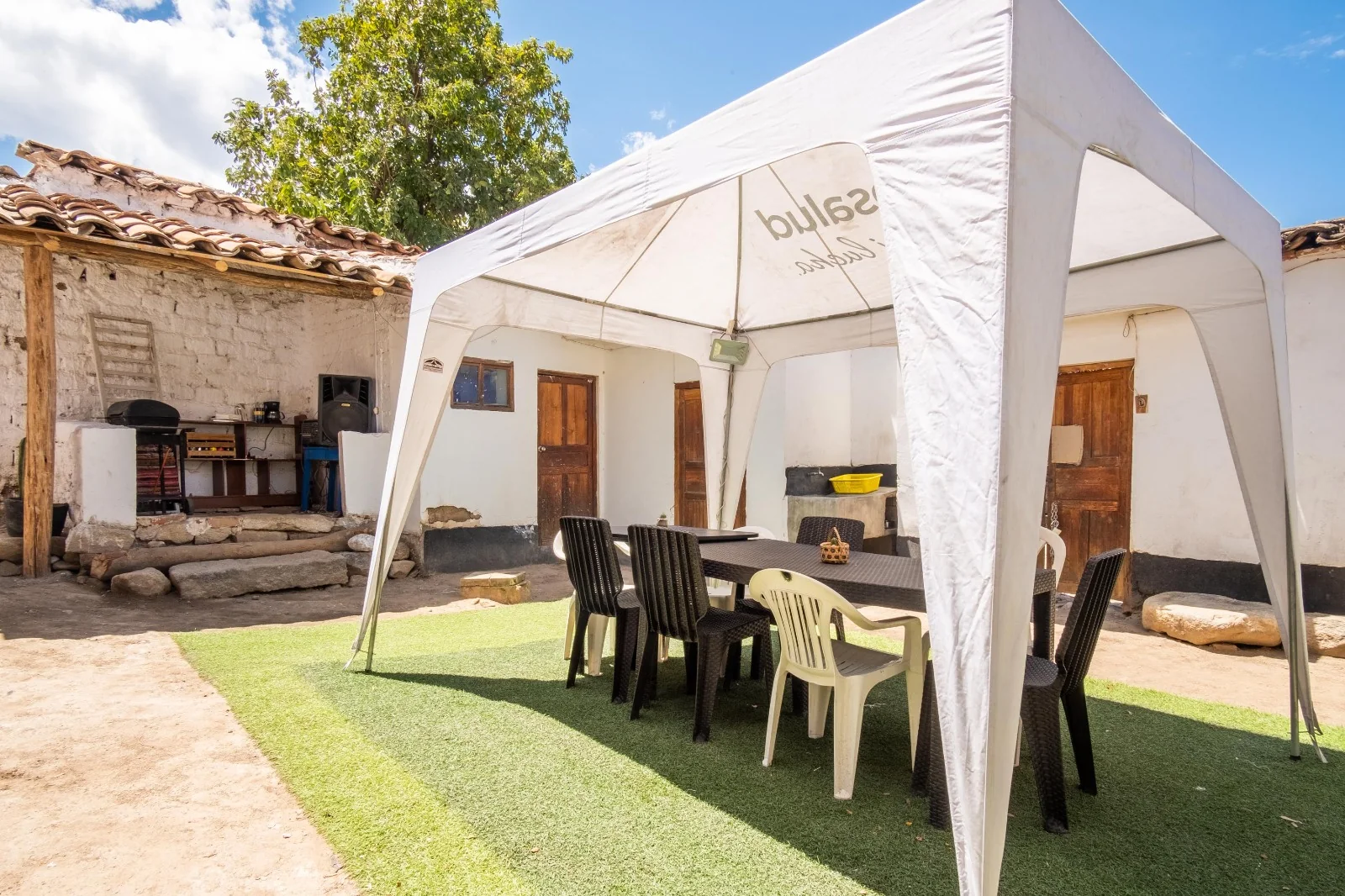 Patio cubierto con mesas