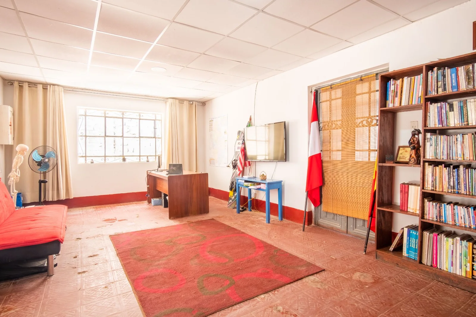 Sala común con biblioteca